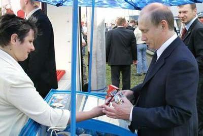 点击图片翻到下一页>> 普京请吃冰淇淋 霸气普京却酷爱冰激凌简直反差萌