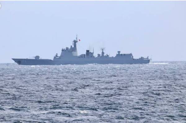 北约发布与中国舰队相遇照片 打招呼表示欢迎