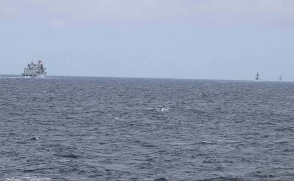 北约发布与中国舰队相遇照片 打招呼表示欢迎