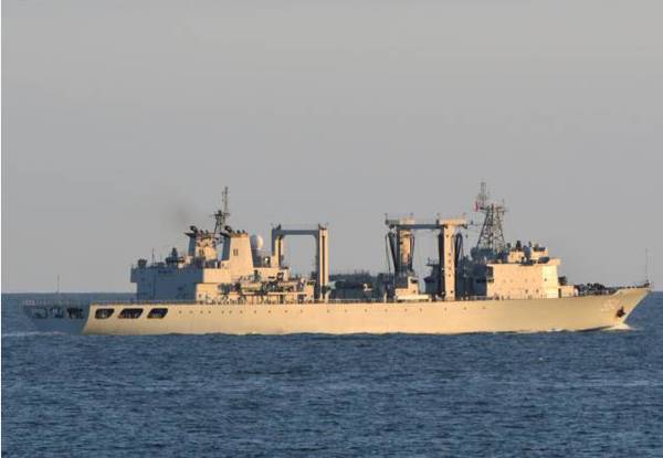 北约发布与中国舰队相遇照片 打招呼表示欢迎