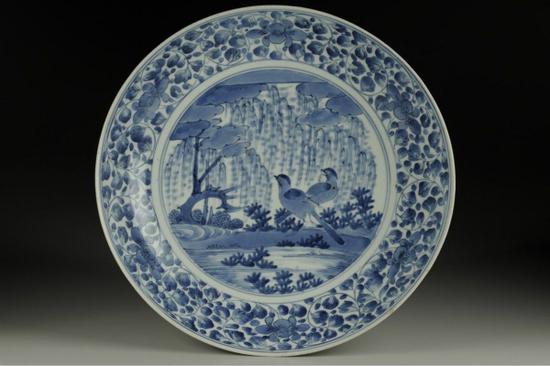 图为青花柳叶鸟纹盘(图片来源:台媒《联合报》)