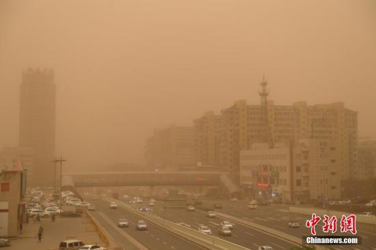 5月6日，吉林省遭遇一场大风伴沙尘天气。持续的大风扰乱了人们的春日节奏，天空灰黄不见阳光，空气中满是尘土的气味，口罩成了出行市民的必备选择。当日吉林省部分地区瞬间风力达到10级。 <a target='_blank' href='http://www.chinanews.com/'>中新社</a>记者 张瑶 摄
