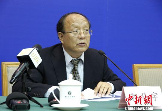 山东省发展和改革委员会副巡视员郭登宇在会上介绍该省促进新旧动能转换的相关情况。　沙见龙 摄