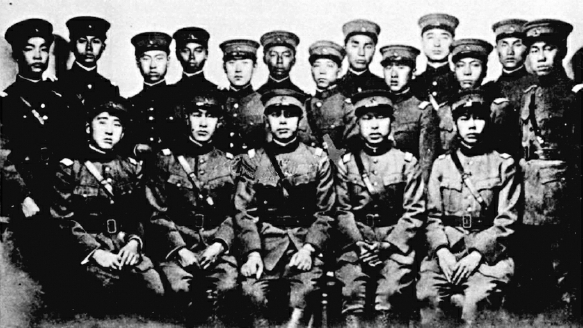 1926年，法国牟拉纳航校18名中国学员留影。前排右二为高志航。