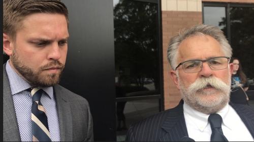 律师汤姆?布鲁诺(右)表示，他努力为委托人辩护，但不具备改变事实的魔法。(美国《世界日报》/黄惠玲 摄)