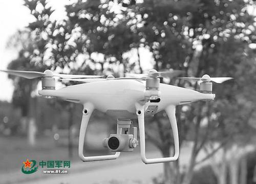 3名男子在军事管理区操控无人机航拍 被移交警方