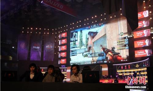 3月17日，“CHINA CUP”冠军杯在河北石家庄河北体育馆打响第一战。图为比赛现场赛事解说。中新社记者 韩冰 摄