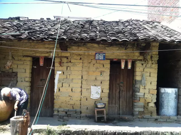 弱者对弱者的行凶:辍学少年浇汽油烧死智障男子