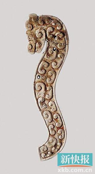 夔龙形佩 战国 河南辉县赵固村出土。龙作回首屈身状，双面雕刻，遍体以隐起手法雕饰勾云纹，立体感极强。龙身中部偏上钻一个透孔，颈部钻两透孔，可以穿缀，应为组佩的饰件之一。龙身以单卷或双卷云纹装饰，吻、颚、耳等器官及鳞甲等也依卷云形进行刻画，形式简约，颇具动感。