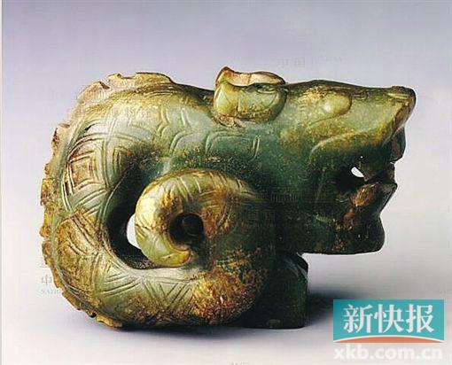 玉龙 商后期 1976年河南省安阳市殷墟妇好墓出土。器玉质呈墨绿色，间有褐色沁斑。圆雕玉龙，龙首微昂，双角后伏，“臣”字状目，眼珠突起，鼻部微凸，张口露齿。龙身于右侧盘曲，尾尖内卷，两短足前屈，各有四趾。中脊饰扉棱，身、尾饰双线阴勾菱形纹、鳞纹，左足外侧饰云纹。 龙是商代造型艺术中最重要的母题，习见于青铜器、玉器、骨角器的装饰中。在龙的刻画中，眼部多作“臣”字状，身、尾多饰鳞纹、菱形纹，中脊以扉棱表现。这些程式化的纹样，既反映了商代艺术的成熟，又是时人对于龙的诠释。