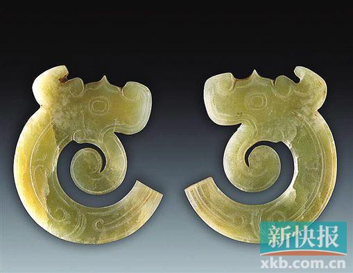 龙形玉饰 西周 河南省三门峡市上村岭虢国墓地1662号墓出土。玉为浅绿色，半透明，器表有光泽。体扁平，呈“c”字形状。龙首雕刻宽大，头上饰一长角，头顶起尖脊，椭圆形眼，口部大张，上唇向上勾卷，长舌呈长条形向颈下勾卷。龙躯体卷成弯勾形，尾端平齐。龙的边缘随器形雕琢单阴线轮廓线，身躯中部刻双线勾云纹。此器造型优美别致，特别是龙嘴部形状特殊。玉质光润亮泽，纹饰流畅。