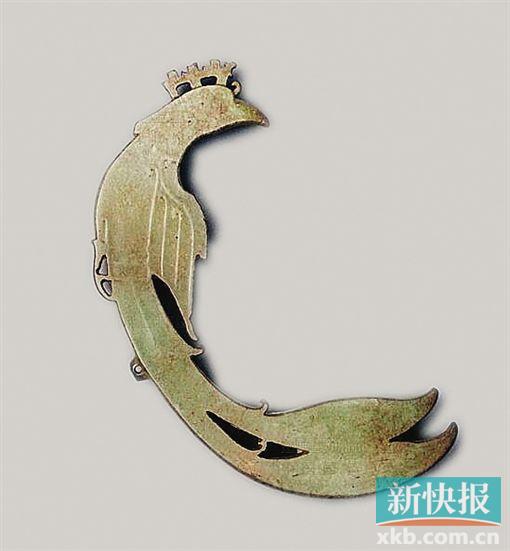 玉凤佩 商后期 1976年河南省安阳市殷墟妇好墓出土。 黄褐色，镂空雕刻。形状为侧首回身状，头似公鸡，头顶有齿脊状冠。圆眼，尖喙，胸部向外凸起，与尾连成弧线形。短翅长尾，尾翎分开两叉。爪卧胸下，背中间有一突，突中有一小圆孔，可佩带。翅膀上雕刻四条阳线以饰翎纹。造型优美，线条流畅，制作精细。此玉凤翅上雕琢的羽翎纹用的是浅浮雕的方式。而对于冠、翅、尾翎部位的虚实处理则反映出商代工匠已经熟练掌握了镂空、钻孔技术。