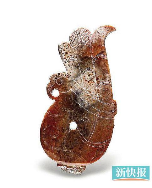 凤鸟形玉饰 战国 河南省辉县固围村六号墓出土。器呈黄色，有褐色沁。扁平体，两面雕刻，刻一凤纹，昂首，头顶高冠向后飘舞。圆眼，尖喙，嘴紧闭并镂空成一圆孔。腹部前挺，三叉长尾向身后卷曲并高高上扬，紧贴于头、颈背部。凤身刻勾云纹，尾刻翎纹，中间长尾尖部呈扇形，上斜刻阴线纹。器正中有一穿孔，器下部有榫。造型优美，纹饰精细，线条流畅，是战国玉雕珍品。