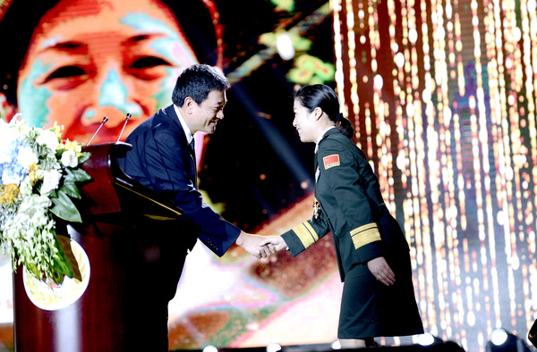 006国家儿童医学中心（北京）主任，首都医科大学附属北京儿童医院院长倪鑫和获奖者第三军医大学第一附属医院传染科护士长游建平 握手祝贺