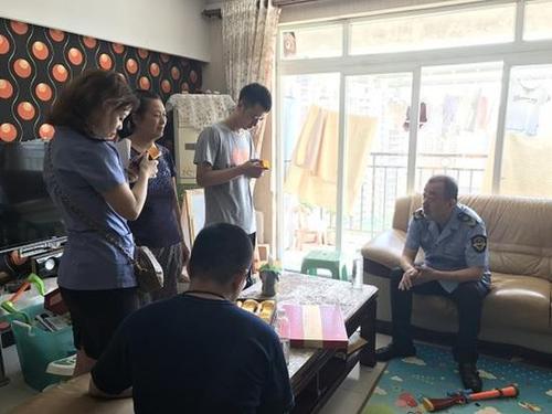 食药监执法人员查看蜂王浆胶囊