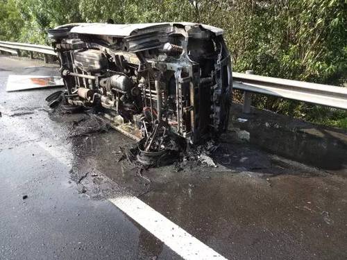 车辆侧翻冒烟 路过司机路过后救了一家七口