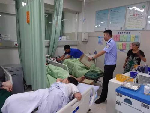 车辆侧翻冒烟 路过司机路过后救了一家七口