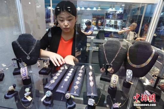 7月19日，2017北京夏季珠宝展在北京中国国际展览中心老馆开幕，本届展览面积近10000平米，展位数量近500个，汇聚国内外近200家珠宝供应商，展品涵盖黄金珠宝、玉石首饰、专业设备等全产业链，为珠宝爱好者呈献了一场珠宝盛宴。图为意大利首饰展台工作人员整理珠宝。<a target='_blank' href='http://www.chinanews.com/'>中新社</a>记者 钟欣 摄