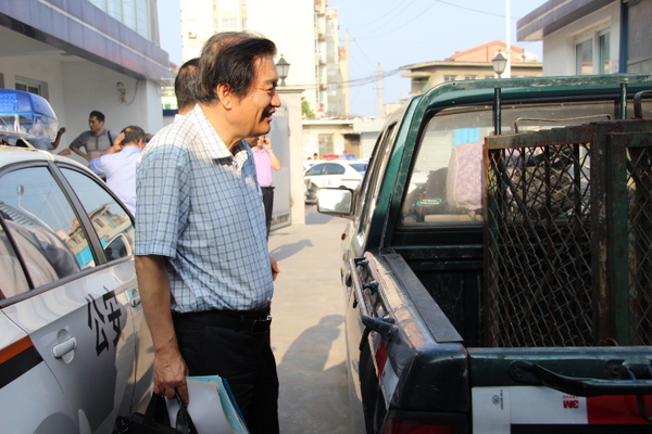 王兴东了解济南市无主犬收容状况。