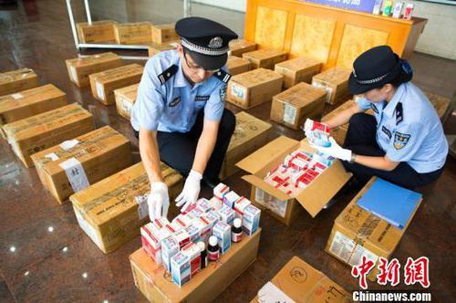 黄埔海关查获的止咳水 林晓薇 摄 黄埔海关查获的止咳水 林晓薇 摄