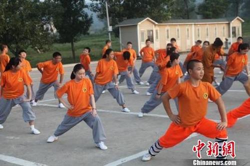 中国侨网清晨5点半，营员在中岳寺前晨练.　韦金鹤　摄