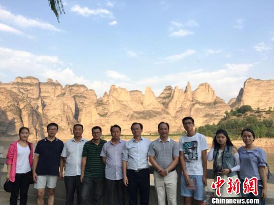 项目组赴甘肃省积石山县进行实地调研。　张儒 摄