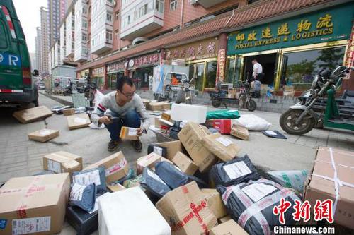 资料图：即将投送的快递。　张云 摄