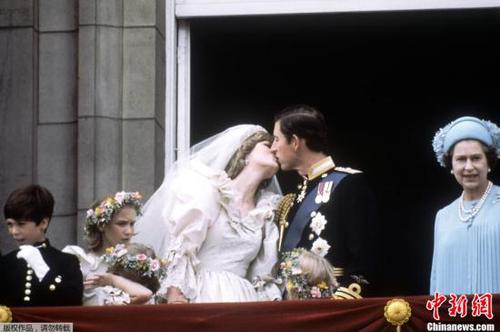1981年7月29日，查尔斯王子在英国圣保罗大教堂迎娶他的新娘——新威尔士公主戴安娜。女王伊丽莎白二世出席了长子的婚礼。