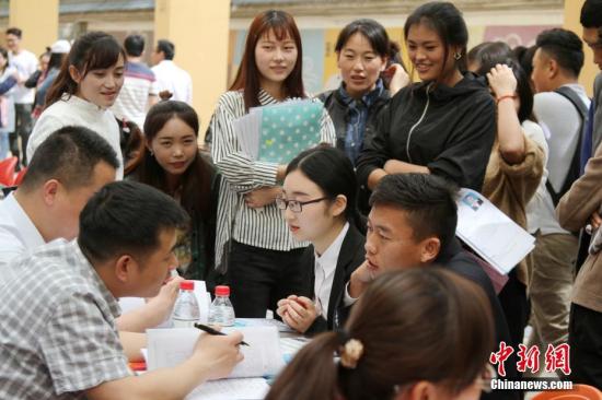 资料图：4月24日，西藏自治区2017年高校毕业生(西藏民族大学)专场招聘会在西藏民族大学举办。田进 摄