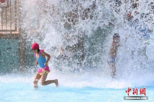 7月23日，两名孩子在南京欢乐水魔方内戏水。当日，南京市气象台将高温橙色预警信号升级为高温红色预警信号。 <a target='_blank' href='http://www.chinanews.com/'>中新社</a>记者 泱波 摄