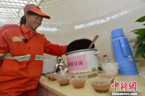 环卫工人在杭州城管综合爱心休息点休息。杭州市城管委提供