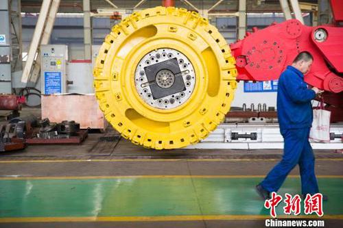 山西太重工人从采煤机前经过?！≌旁?摄