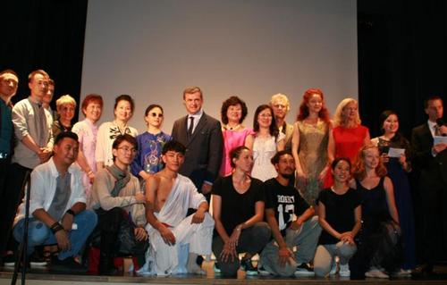 中国侨网合影。（法国《欧洲时报》）