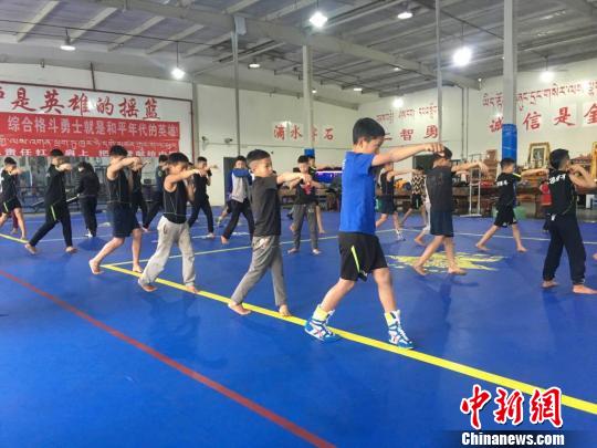 学员们学习格斗技巧。恩波格斗俱乐部供图。