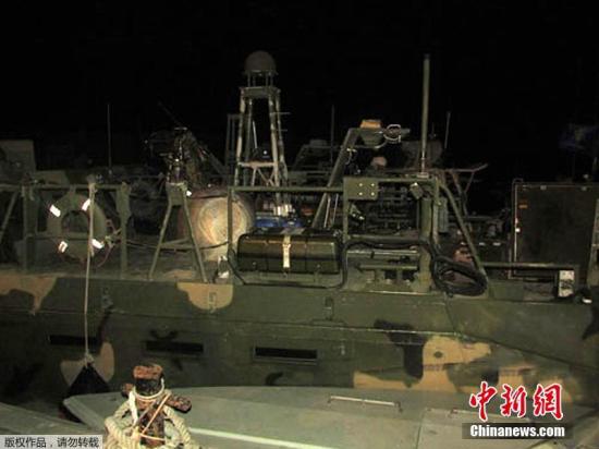 资料图：2016年1月，伊朗革命卫队表示，伊朗已经释放了此前扣留的10名美国海军船员。据报道，伊朗革命卫队公布声明称，被扣留的美国海军士兵此前并非有意进入伊朗海域。在这些士兵道歉后，伊朗方面将他们释放，让他们重回国际水域。