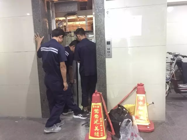 大妈用杯子挡住电梯门  致使小区电梯发生爆炸