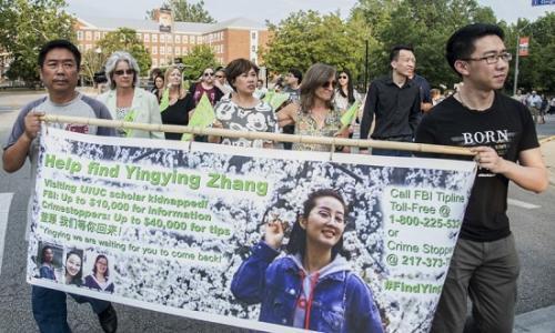 当地时间6月29日，美国伊利诺伊州，章莹颖家人和朋友在为章莹颖举办的祈祷集会上。 图片来源：美联社