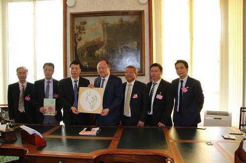 中国侨网冯志农向陈文雄赠送国画纪念品。（本文图片均由法国《欧洲时报》记者黄冠杰 摄）