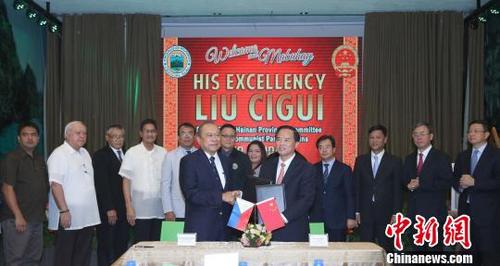中国侨网海南省委书记、省人大常委会主任刘赐贵率海南代表团访菲，21日访问巴拉望省，与巴拉望省省长阿尔瓦莱兹会见，共同签署了《海南省与巴拉望省建立友好省协议书》?！±钣⑼Α∩? style=