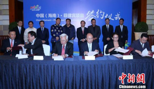 海南省委书记、省人大常委会主任刘赐贵(后左六)，21日在马尼拉见证中国(海南)·菲律宾项目签约仪式，琼菲签署金额达2亿美元的多个合作项目。　李英挺 摄