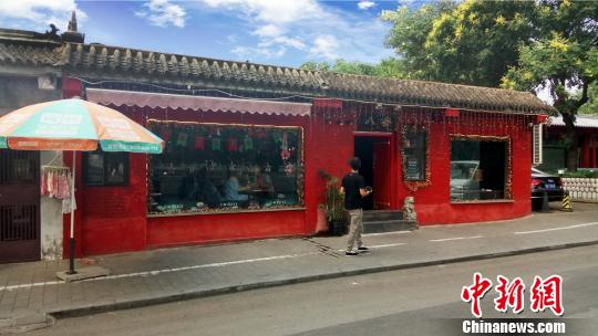 图为整治后的酒吧街，取缔了二层的露台和露天经营。什刹海街道办供图