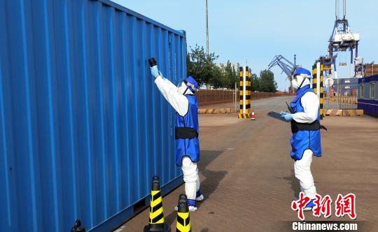 演练中，检验检疫、反恐、口岸等相关部门实施联防联控和应急处置，检验了核与辐射排查、个人防护、暴露人员转运和放射性物质移交等环节的应急处置能力?！≌鸥?摄