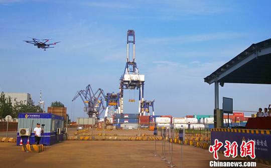 演练中首次使用了无人机放射性监测系统和排爆机器人。　刘明杰 摄