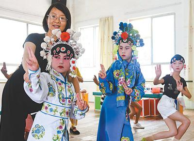 暑假期间，江西省分宜县戏剧协会推出少儿戏曲艺术免费培训课程，传授当地传统采茶戏戏曲知识和表演艺术，让孩子们在悠悠戏韵中，了解传统艺术。周 亮摄(人民视觉)