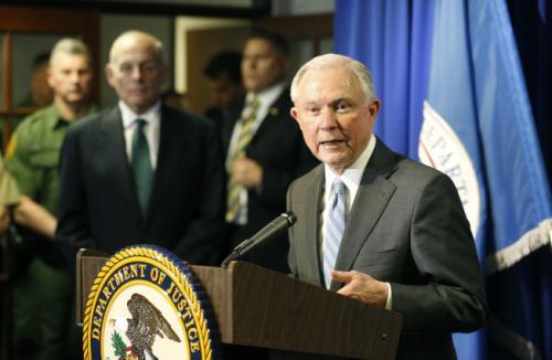 司法部长塞辛斯25日宣布如不遵守新的联邦规定，将停止发给司法协助经费。(美联社)