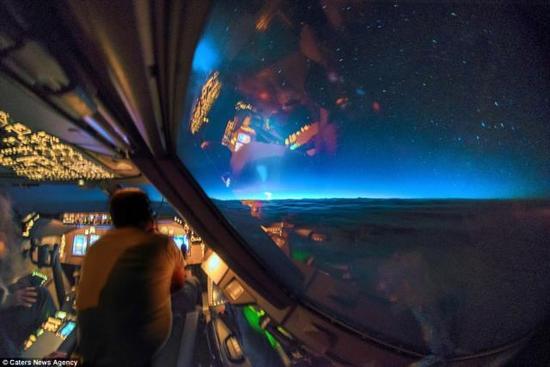 外媒:荷兰民航飞行员意外拍到中国反导测试壮观景象