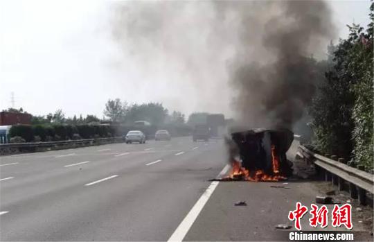 高速翻车好心人救一家7口不留名救人者获全民点赞