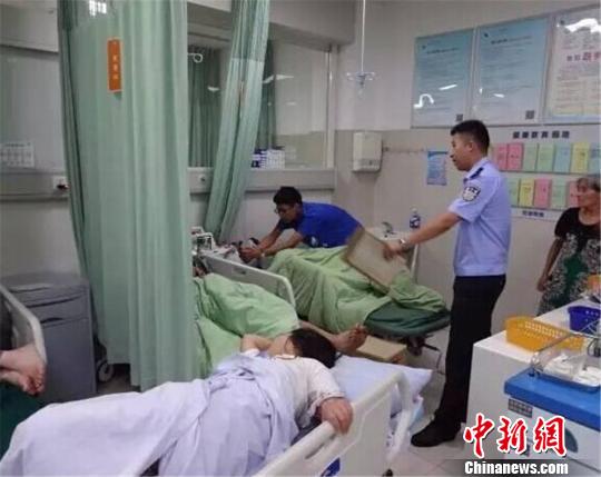 图为：民警看望受伤者。　何蒋勇 摄