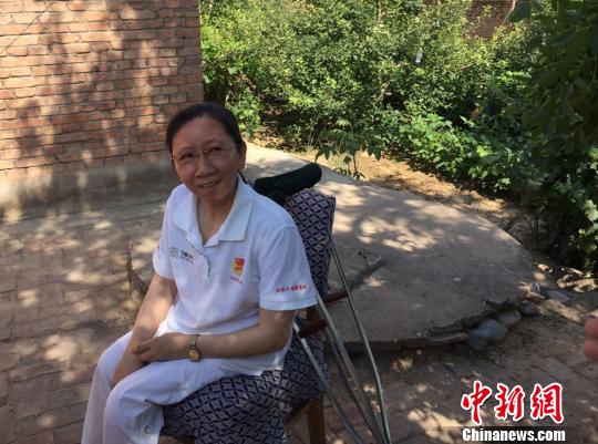 甘肃乡村女教师拄双拐坚守讲台33载(图)