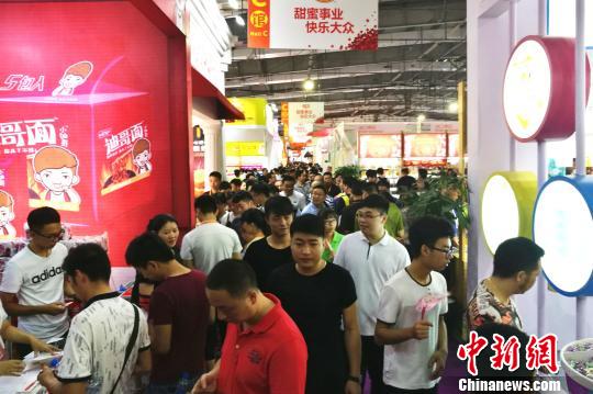 今年“两岸食交会”吸引了400多家特色食品企业参展，展馆内人潮涌动?！∷锖?摄